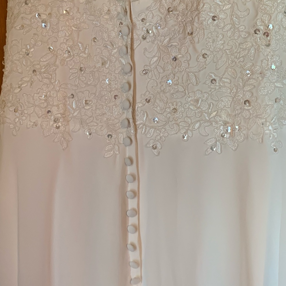 Long wedding dress, with train. - Picture 6 of 11